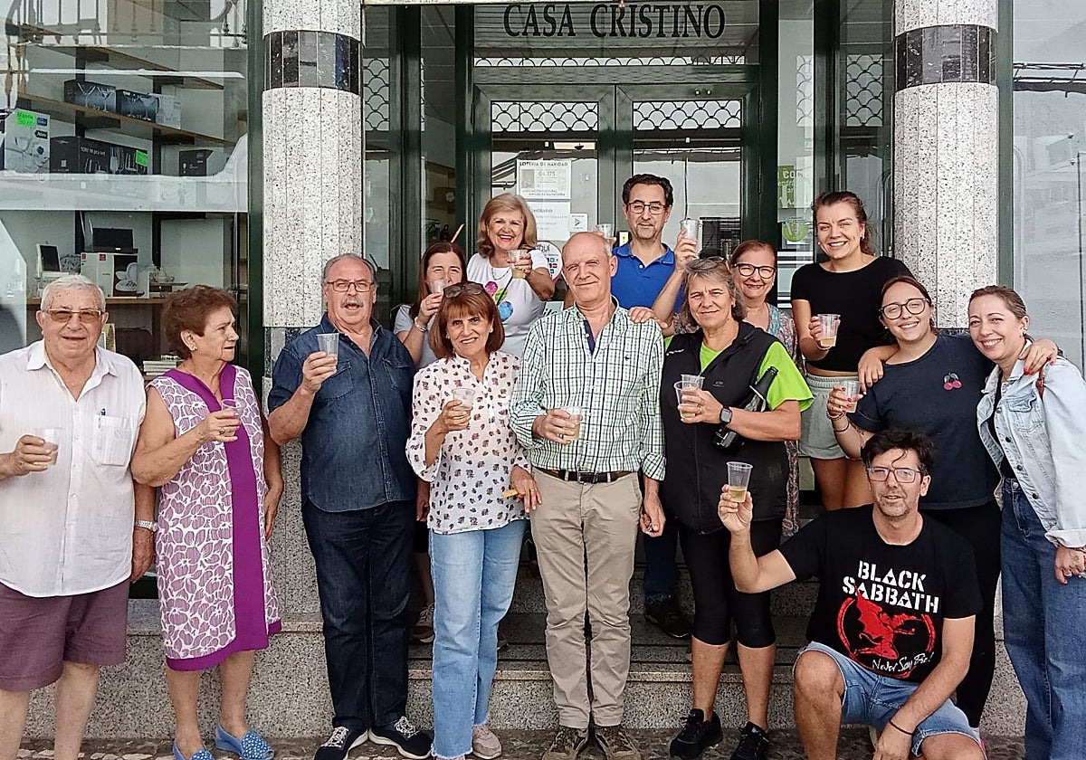 Cristino, en el centro, junto a su mujer Juani, en la despedida con clientes y comerciantes junto a su establecimiento en Salvatierra.