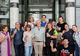Cristino, en el centro, junto a su mujer Juani, en la despedida con clientes y comerciantes junto a su establecimiento en Salvatierra.