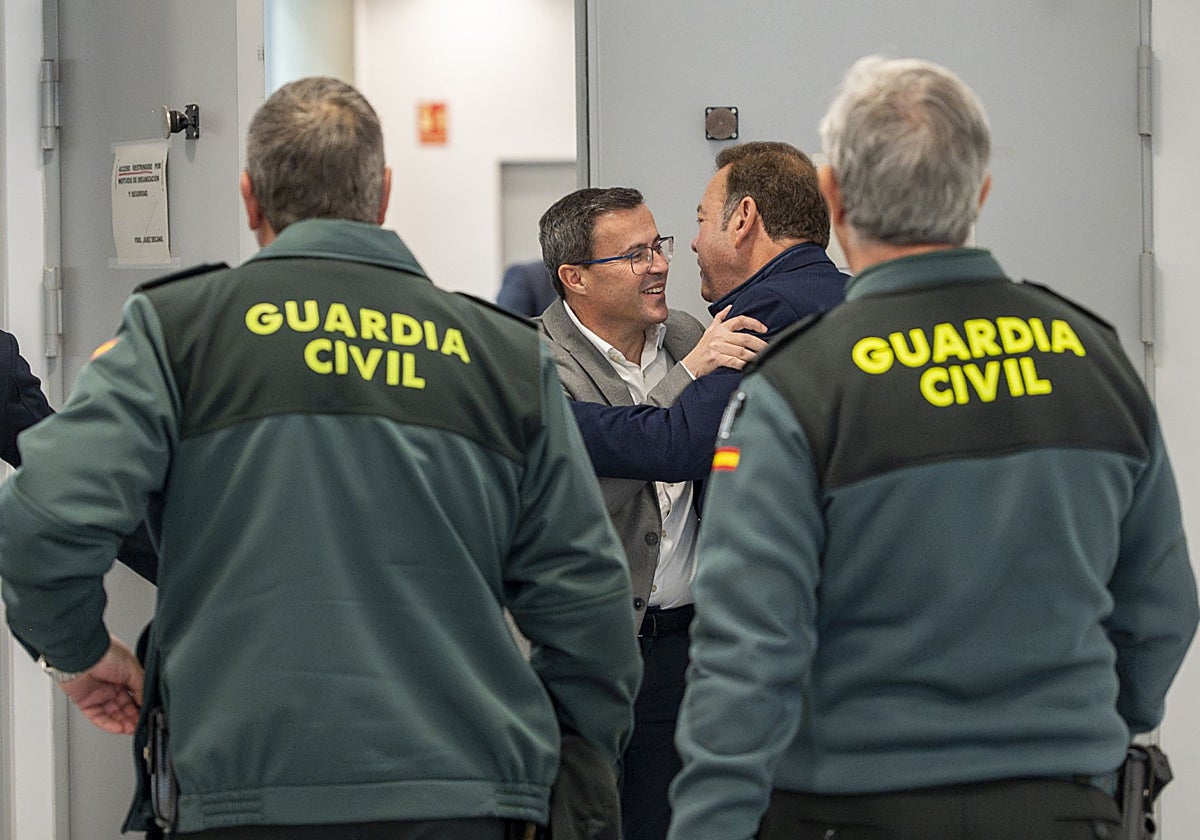 El secretario general del PSOE, Miguel Ángel Gallardo, y el abogado de David Sánchez, Emilio Cortés, se saludan ante la Guardia Civil en el juzgado de Badajoz el día de su declaración ante la jueza.