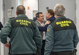 El secretario general del PSOE, Miguel Ángel Gallardo, y el abogado de David Sánchez, Emilio Cortés, se saludan ante la Guardia Civil en el juzgado de Badajoz el día de su declaración ante la jueza.