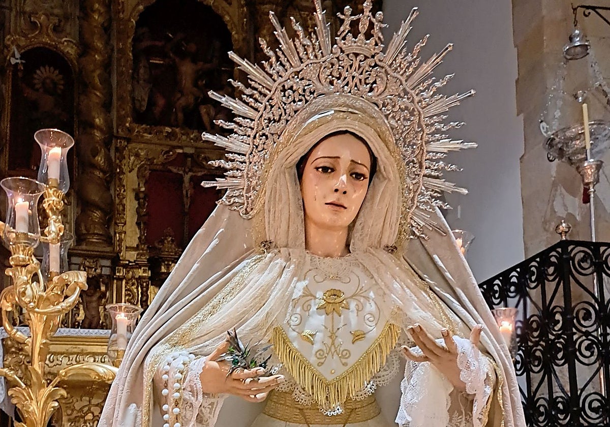 Virgen de la Paz ataviada para el Rosario vespertino programado para el mes de abril pasado.