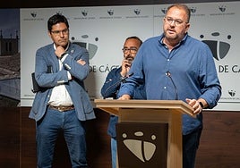 Ramón Díaz, vicepresidente tercero de la Diputación, junto a Miguel Ángel Morales, presidente de la Diputación cacereña y el alcalde Rodríguez Osuna, esta mañana en Cáceres.
