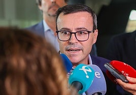 El secretario general del PSOE extremeño, Miguel Ángel Gallardo, responde a periodistas en una imagen de archivo.