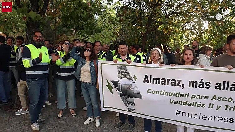 Los trabajadores se manifiestan contra el cierre de la central nuclear de Almaraz
