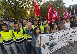 200 trabajadores de la central de Almaraz se manifiestan en Cáceres contra el cierre.