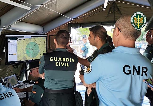Un momento del operativo de la Guardia Civil y la GNR.