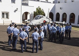 Corro de los nuevos alumnos en primer término y de profesores al lado este miércoles en la base de Talavera junto a un F-5.