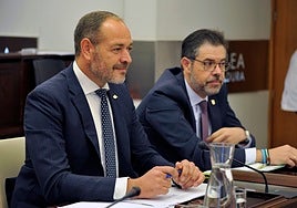 Bayón, a la derecha, con el consejero de Gestión Forestal en la Asamblea.