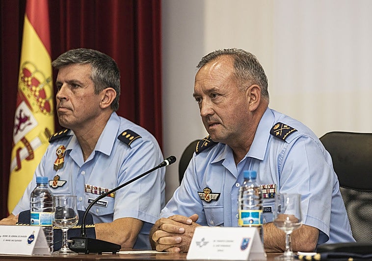 El coronel de la base, Daniel Fernández Bobadilla, (i) y el general director de enseñanza del Ejército del Aire, Rafael Saiz Quevedo, este miércoles en la apertura del curso del Ala 23.