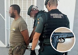 Uno de los detenidos por la Guardia Civil. En detalle, el arma empleada en el ataque, que resultó ser simulada.