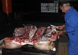Proceso de despiece del cendo en una matanza didáctica en Valverde de Leganés.