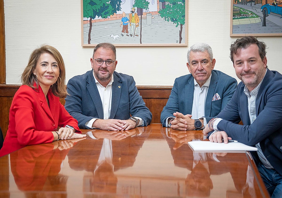 Raquel Sánchez, presidenta de Paradores, junto a Rodríguez Osuna. Al lado del alcalde, Daniel de Lamo, director del Parador de Mérida.