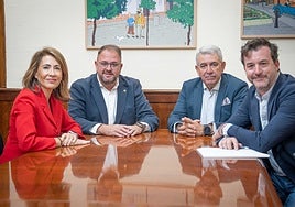Raquel Sánchez, presidenta de Paradores, junto a Rodríguez Osuna. Al lado del alcalde, Daniel de Lamo, director del Parador de Mérida.