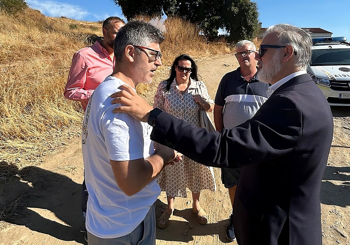 El alcalde, Fernando Pizarro, conversa con Fernando Iglesias, director del colegio San Miguel.
