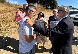 El alcalde, Fernando Pizarro, conversa con Fernando Iglesias, director del colegio San Miguel.
