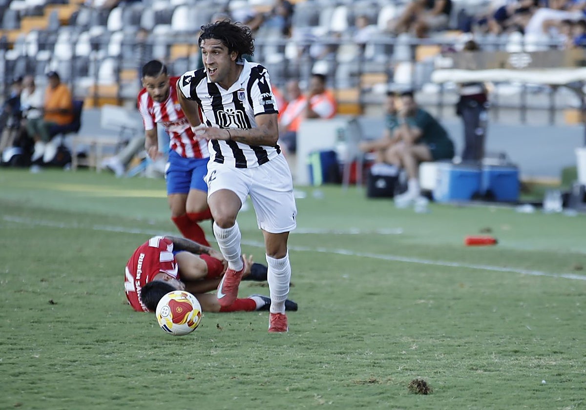 Borja Domingo conduce el balón en el derbi ante el Don Benito disputado en el Nuevo Vivero.