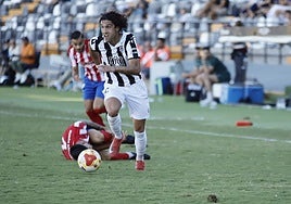 Borja Domingo conduce el balón en el derbi ante el Don Benito disputado en el Nuevo Vivero.
