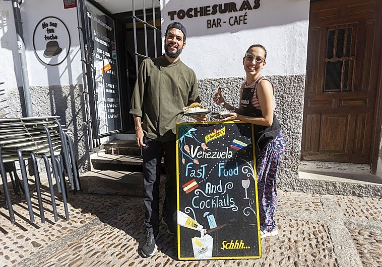 Daniel Clavijo y Daniela Ceballos son los dueños del restaurante Tochesuras de Santiago.