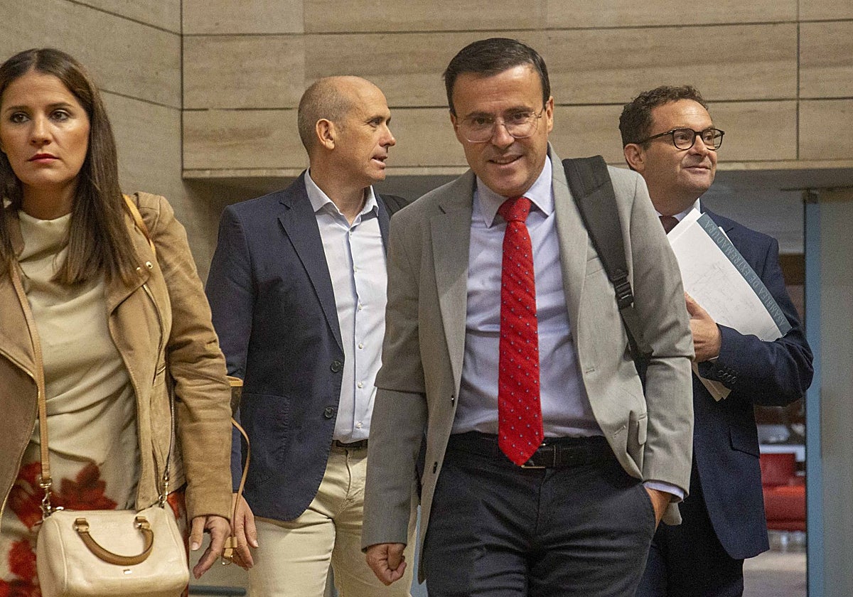 El secretario general del PSOE extremeño, Migue Ángel Gallardo, en su llegada al pleno en el Parlamento regional.