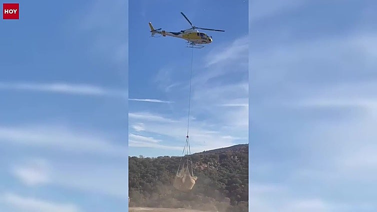 Comienza la descarga de paja en el monte para evitar el arrastre de cenizas por los fuegos de Caminomorisco y Jarilla