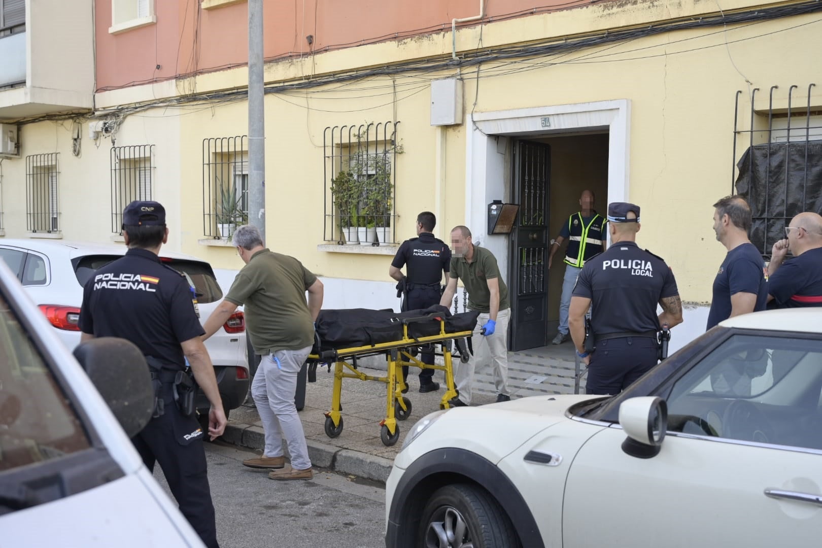 Fotos | Llegada a los juzgados de los dos detenidos por el crimen de la funcionaria de Badajoz