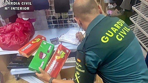 Intervienen casi 8.000 petardos y 100 artículos de imitación en una tienda de Fuentes de León