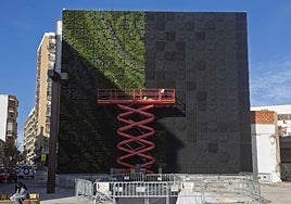 Casi la mitad del jardín vertical ya tiene las plantas colocadas, según la imagen fotografiada este jueves.