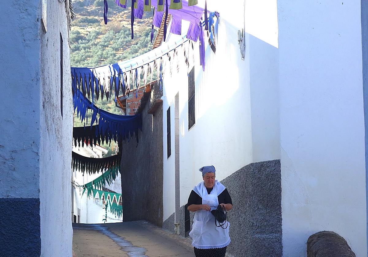 Una señora pasea por el casco antiguo de Puebla de Alcocer.