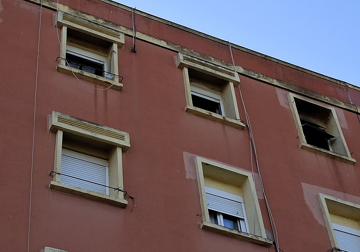 Las ventanas del piso que sufrió el incendio.