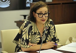 La directora general de Tributos de la Junta de Extremadura, Fátima Pablos, en la Comisión de Hacienda de la Asamblea.