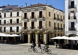 El hotel Casa Don Fernando de Cáceres, que hace de esquina, se ampliará con el edificio de color blanco que hay a su izquierda.