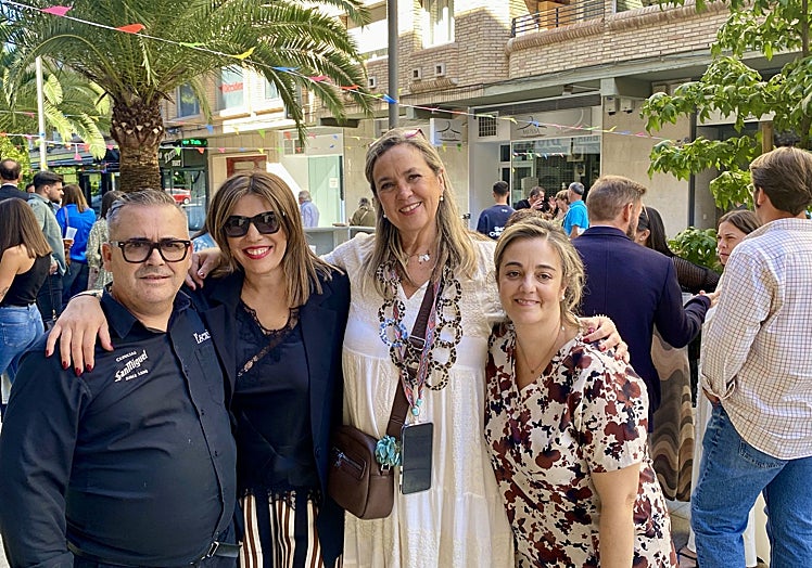 Comerciantes de la calle Rodríguez Moñino, este viernes durante la feria celebrada en esta vía.