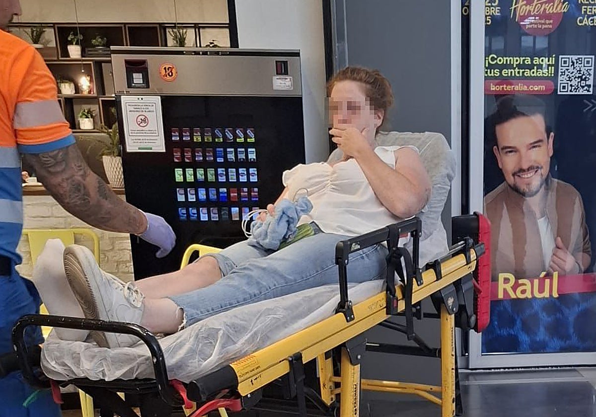 Elena Arribas en el momento de ser atendido.