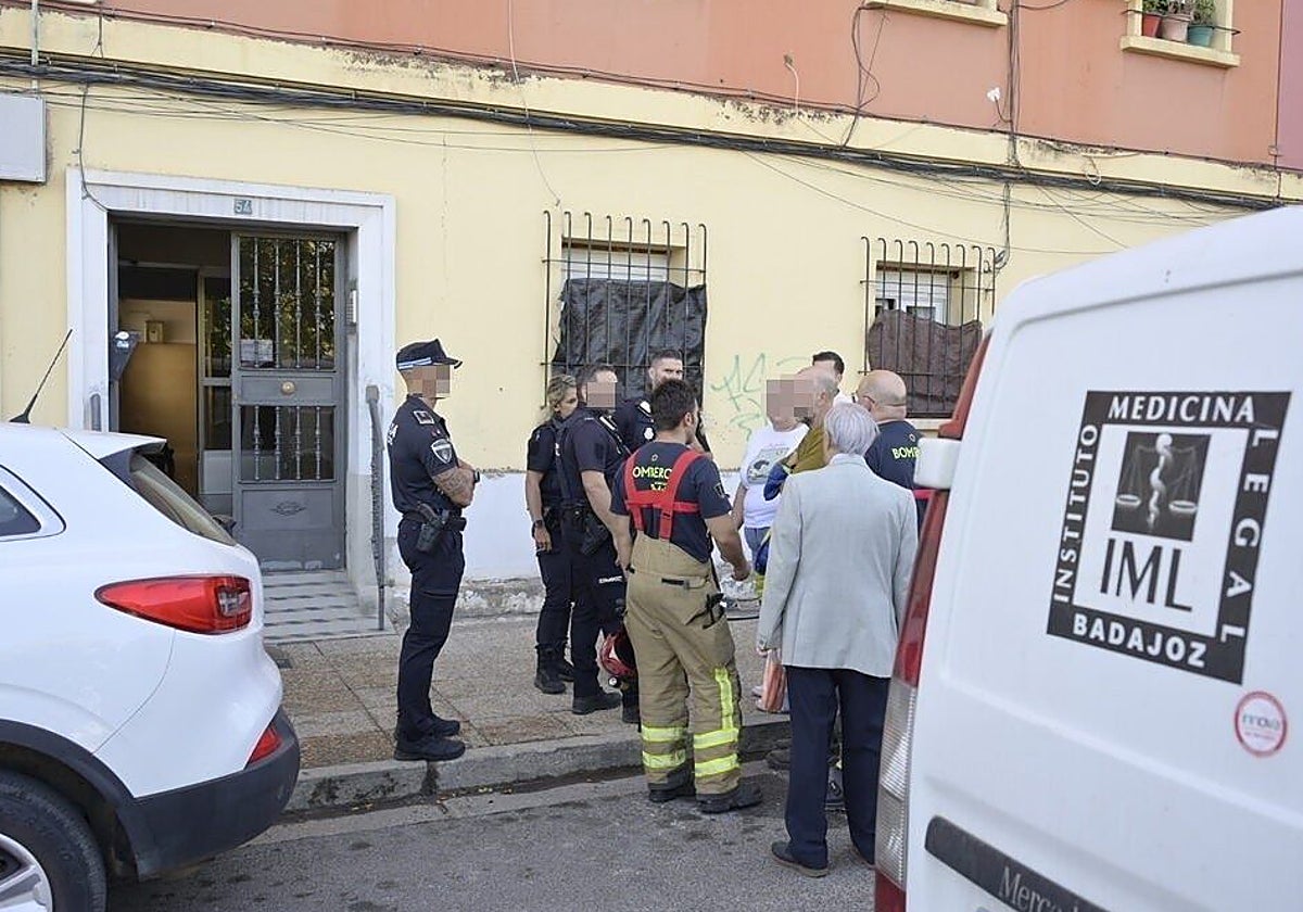 Bomberos y policías ayer en la casa de la fallecida.