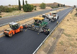 Trabajos de asfaltado en la autovía A-5, a su paso por Badajoz.