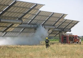 Un bombero apaga un incendio en el interior de una planta fotovoltaica.