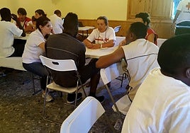 Personal de Cruz Roja con inmigrantes en el centro de acogida temporal de Mérida.