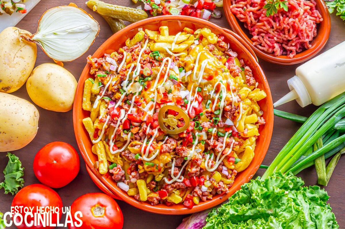 Patatas fritas con carne picada y queso