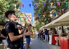 La charanga Follow the leader ha animado este viernes la zona de los obispos de Cáceres, junto al Paseo de Cánovas.