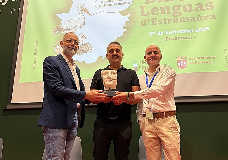 El ex senador Carles Mulet recogió el Premio de las Lenguas de Extremadura.