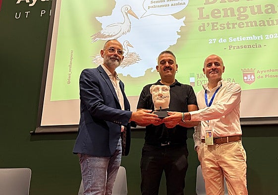 El ex senador Carles Mulet recogió el Premio de las Lenguas de Extremadura.