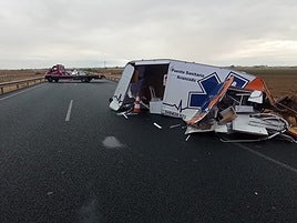 Estado en el que quedó la caravana médica enganchada a un turismo, que se averió.