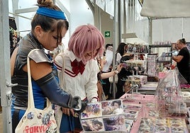 Dos chicas, esta mañana, en las instalaciones de Ifeme en Mérida en el Festival Mangafest Extremadura.