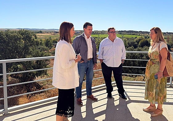 García Nicolás y representantes municipales el pasado viernes.