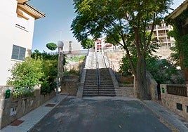 Lugar de la agresión, en las escaleras que bajan de la avenida de Salamanca.