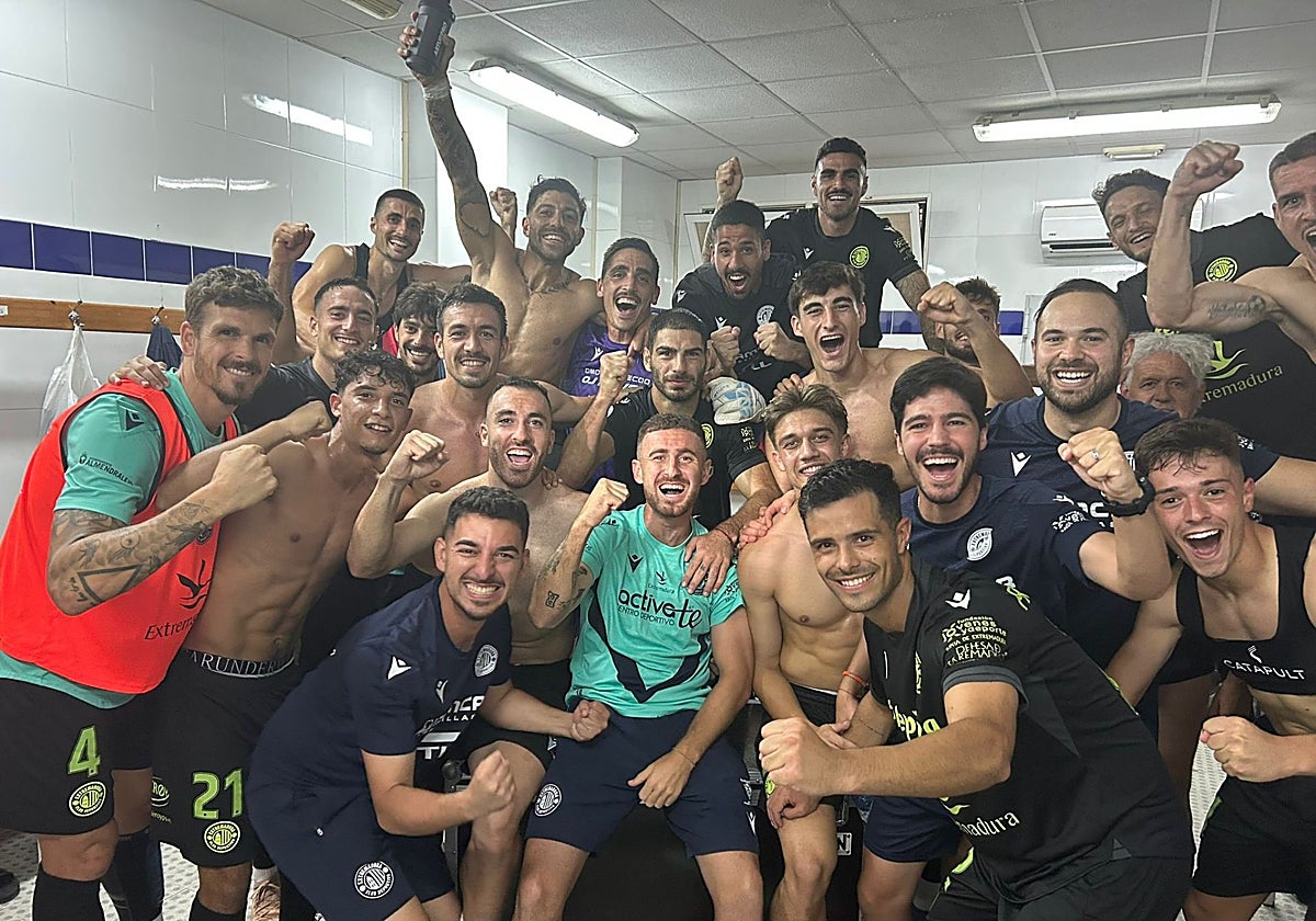 Los jugadores del Extremadura celebran la victoria en Águilas en el vestuario.