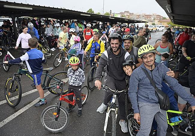 Los ciclistas congregados, en imágenes.