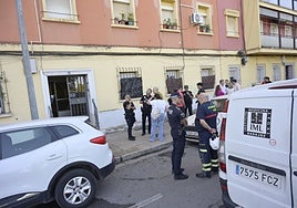Portal de la vivienda donde tuvo lugar el incendio el pasado jueves y apareció el cuerpo, en el Paseo Fluvial de Badajoz.