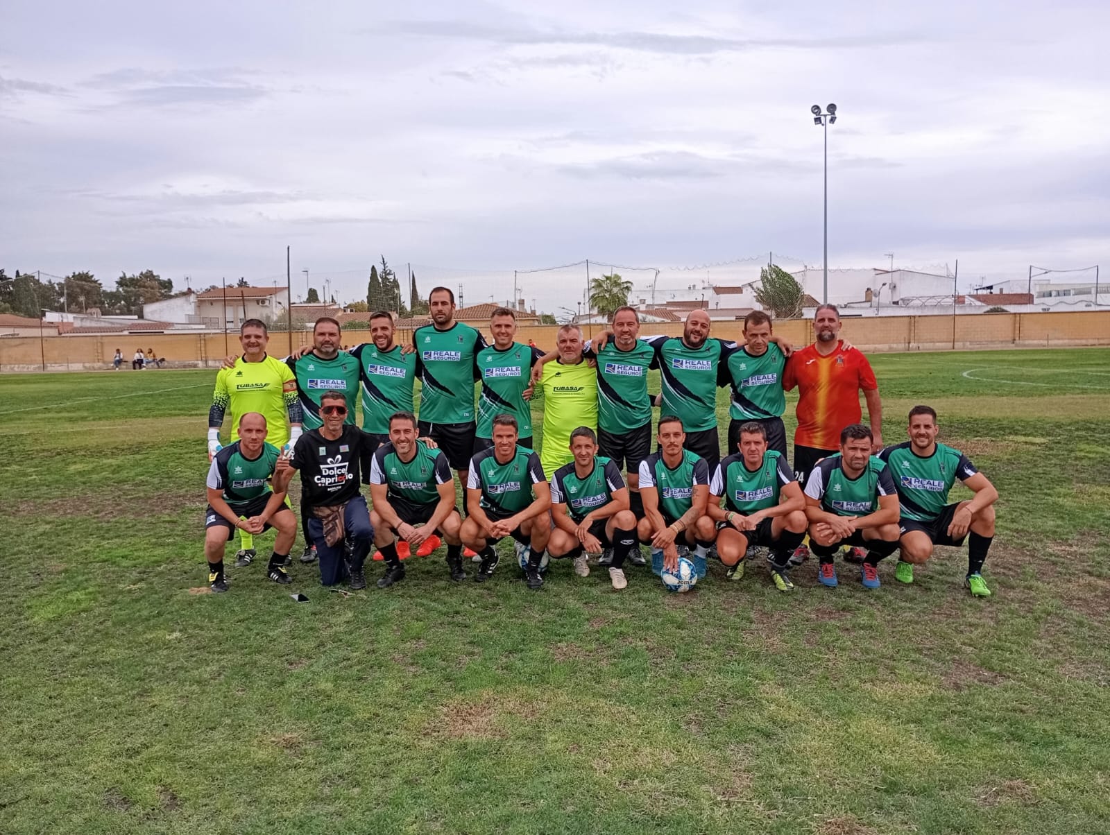 Jugadores que se enfrentaron en el terreno de juego del estadio Inocencio Cortés.