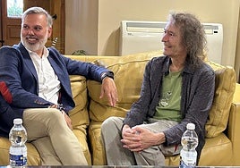 Roberto Iniesta, con Fernando Pizarro, en su reciente visita al Ayuntamiento.